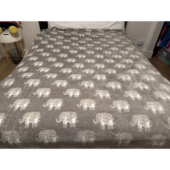 Berkshire Blanket Gray Elephant Plush Oversized Throw 58x84 Embossed New England - Picture 2 of 6